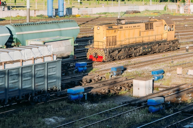 A locomotiva de carga acopla os vagões, na estação ferroviária.