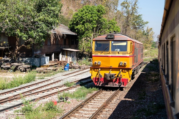 A locomotiva elétrica a diesel está estacionada em uma pequena estação ferroviária