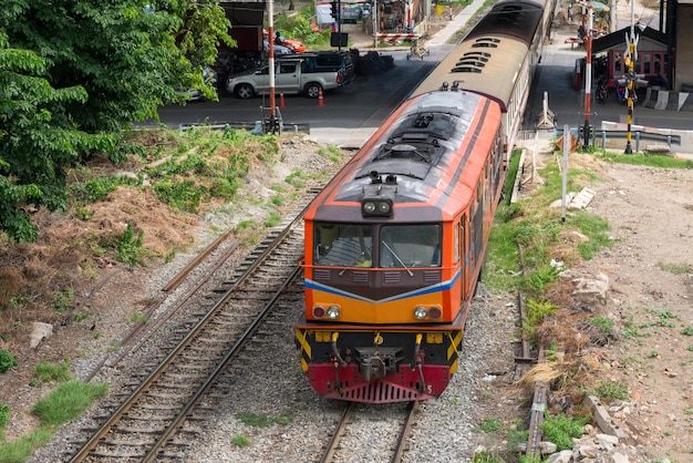 Foto a locomotiva elétrica a diesel estava se movendo por um cruzamento movimentado