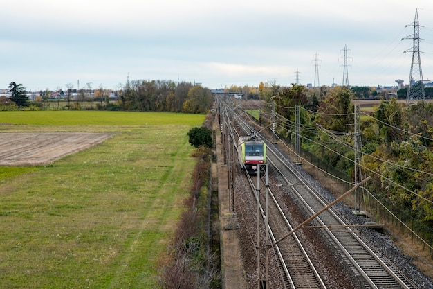 A locomotiva está dirigindo nos trilhos no campo