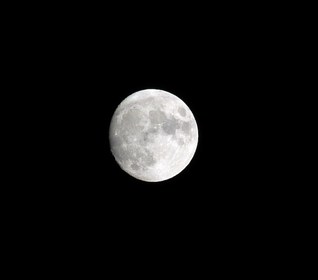 A lua cheia em um fundo do céu negro