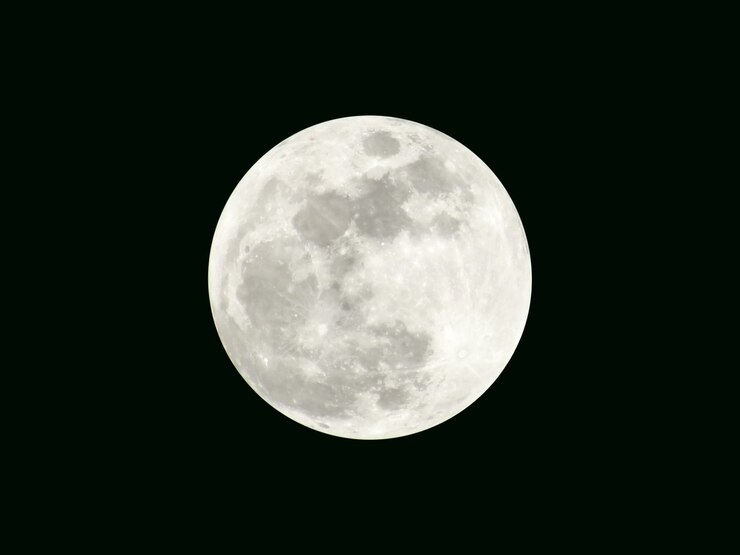 Foto a lua cheia no fundo preto com traçado de recorte
