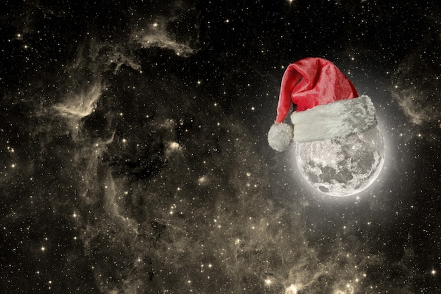 Foto a lua está usando um chapéu para o natal