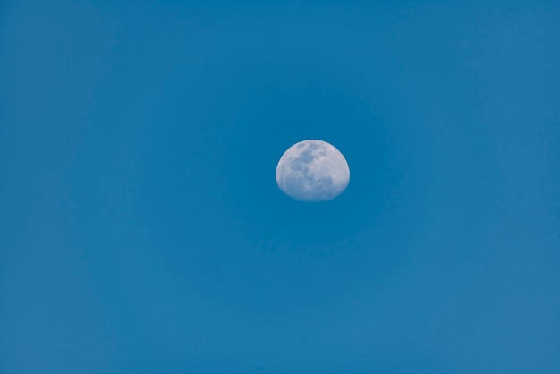 A lua no céu azul