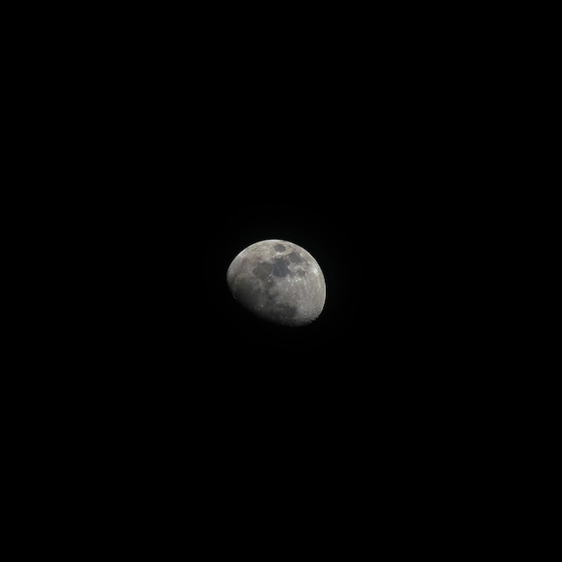 A lua no céu noturno