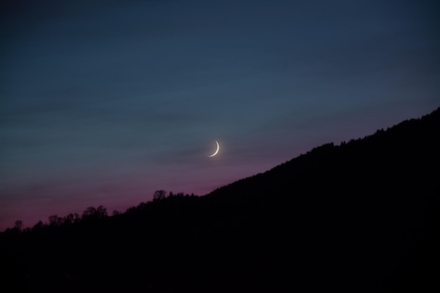 a lua sobre as montanhas