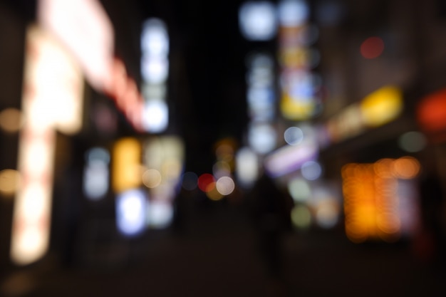 A luz borrada da noite da cidade defocus a arquitectura da cidade.