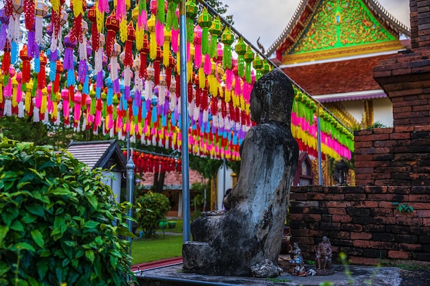 A luz da lanterna Beautiful Lanna são lanternas de estilo tailandês do norte em Loi Krathong ou Yi Peng Festival em Wat Phra That Hariphunchai é um templo budista em Lamphun Tailândia