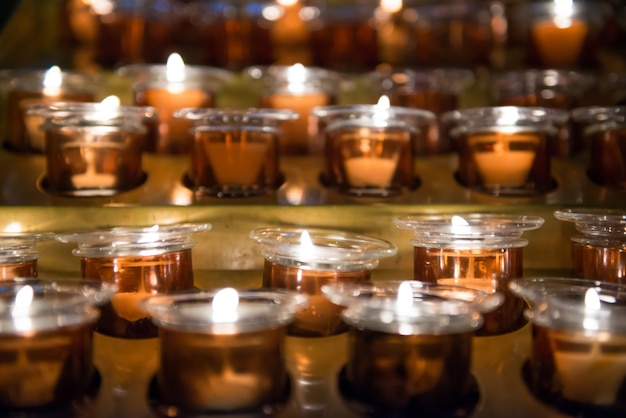 A luz de velas na igreja como pano de fundo do feriado de Natal