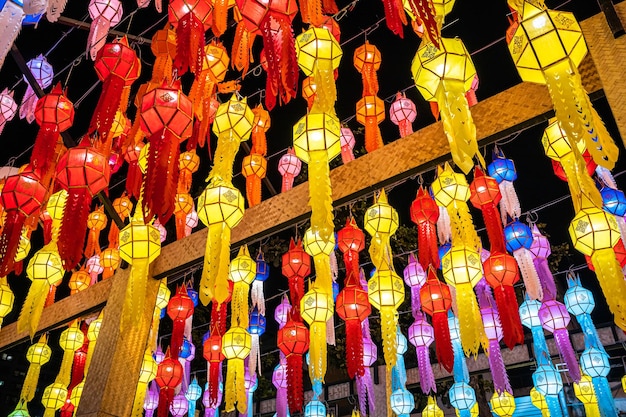 A luz do padrão de fundo da lanterna de papel da bela lâmpada colorida Lanna são lanternas de estilo tailandês do norte em Chiang Mai Tailândia lua cheia o 12º mês Seja famoso