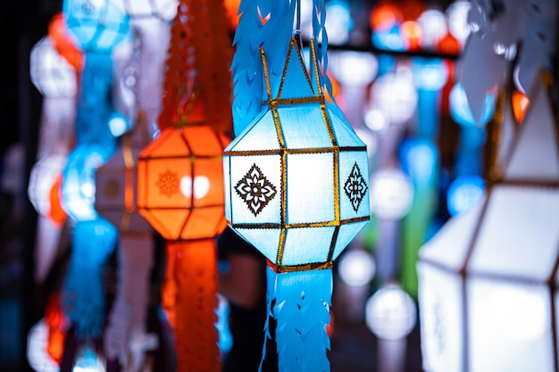 A luz do padrão de fundo da lanterna de papel da bela lâmpada colorida Lanna são lanternas de estilo tailandês do norte em Chiang Mai Tailândia lua cheia o 12º mês Seja famoso