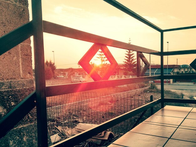 Foto a luz do sol a atravessar o corrimão