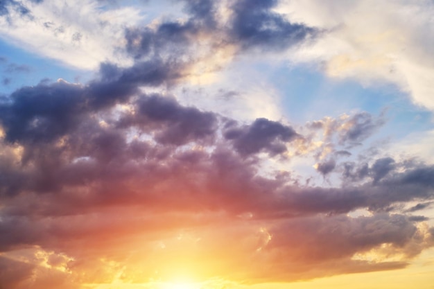 A luz do sol ao pôr do sol rompe as nuvens