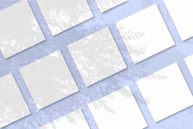 Foto a luz natural projeta sombras de uma planta exótica em várias folhas quadradas