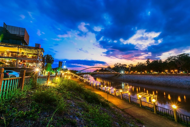 A luz ponte sobre o rio nan wat phra si rattana mahathat também palácio de chan novo marco é um turista importante é atração de lugares públicos phitsanuloktailândiacrepúsculo dramático pôr do sol céu