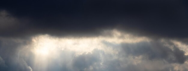 A luz solar penetra nas nuvens de tempestade escuras