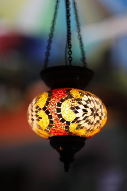 A luz vermelha e amarela do mosaico tradicional turco. Foco seletivo.