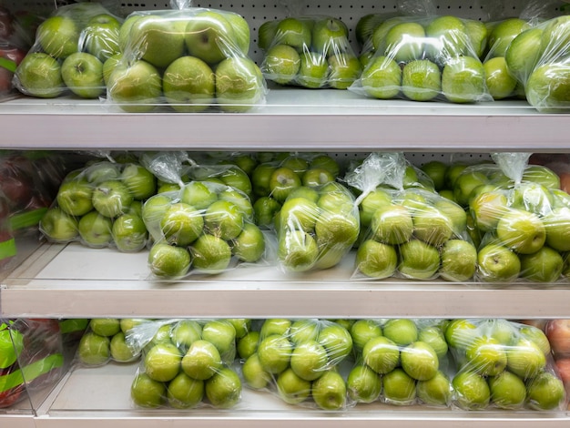 Foto a maçã verde fresca à venda na prateleira