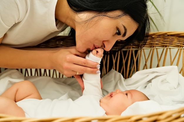 A mãe beija a mão de um recém-nascido o conceito de um beijo amor maternal