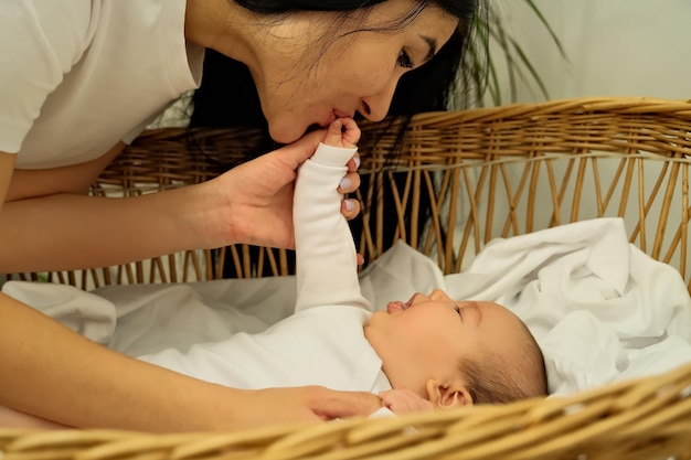 A mãe beija a mão de um recém-nascido o conceito de um beijo amor maternal