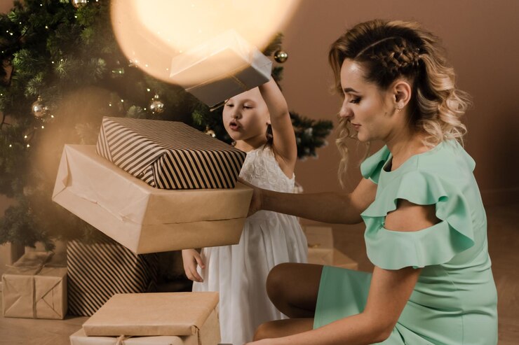 Foto a mãe dá uma prenda de natal à filha.
