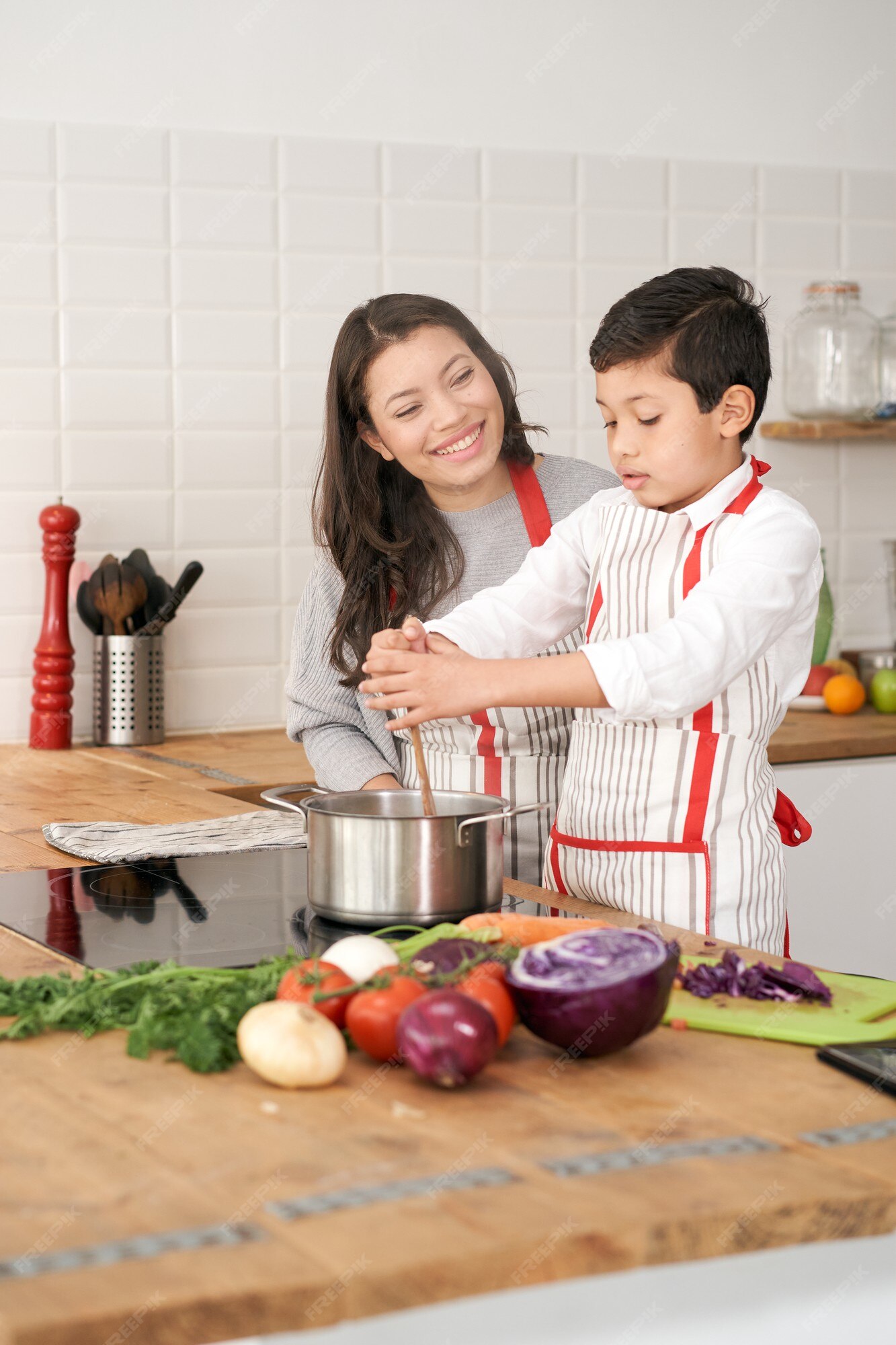 Mãe e filho na cozinha foto de stock. Imagem de vegetariano - 65173156