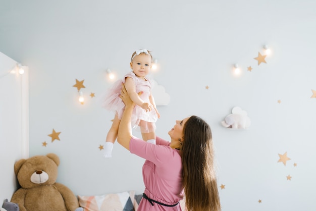 A mãe joga a filha criança e ri