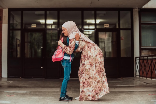 A mãe prepara a menina para a escola De volta à escola na época da pandemia de coronavírusNovo normal Educação durante a pandemia de Covid19 Foco seletivoFoto de alta qualidade