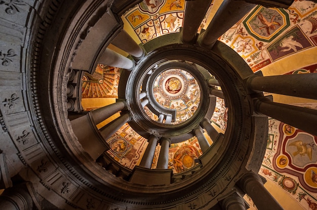 A magnífica escadaria de pedra da Villa Farnese, uma mansão pentagonal na cidade de Caprarola, na província de Viterbo, norte da Lazio, Itália