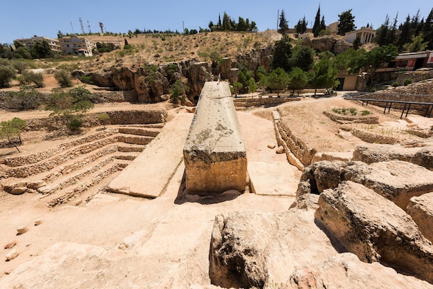 Foto a maior pedra esculpida do mundo na antiga pedreira romana templo de baalbek líbano oriente médio