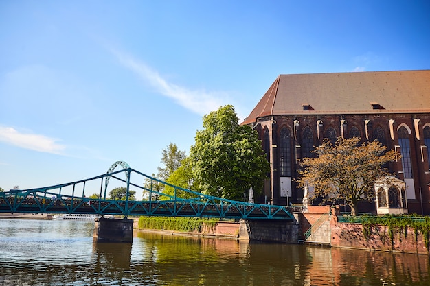 A maioria dos Tumski também é chamada de Amantes, Catedral ou Ponte Verde, adornada com muitas fechaduras e corações de amor, Wroclaw, na Polônia.