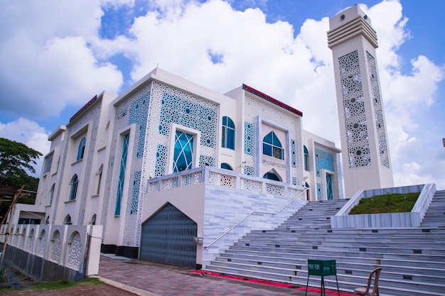 A mais bela arquitetura Modelo de Mesquita em Bangladesh com um céu azul nublado branco