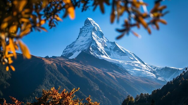 A majestosa montanha Matterhorn ergue-se sobre os Alpes suíços o seu pico coberto de neve alcançando os céus