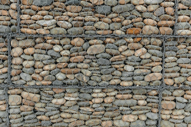 A malha / tela de arame é usada para segurar pedra e pedra. parede de pedra.