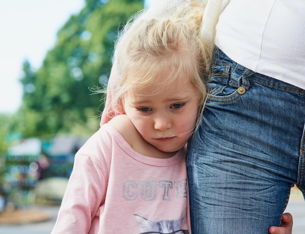 A mamãe te deu o retrato de uma garotinha triste sendo consolada pela mãe lá fora