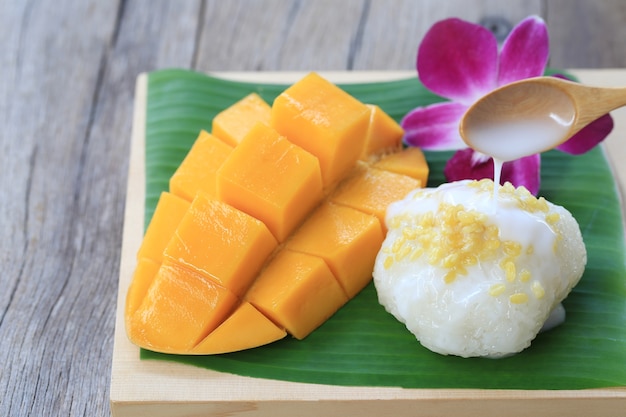 A manga e o arroz pegajoso são sobremesa tradicional popular de Tailândia.