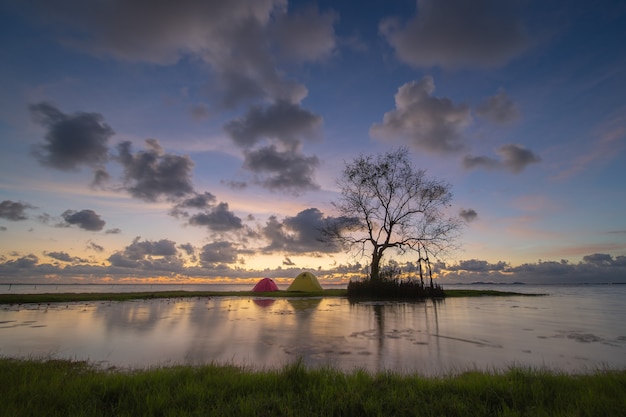 A manhã no lago songkhla