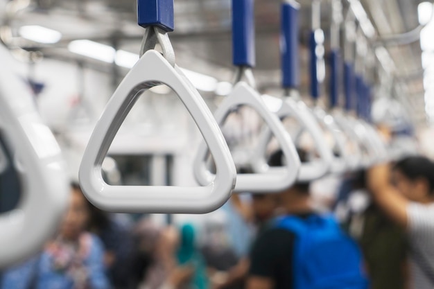 A manivela no MRT de Jacarta para a segurança dos passageiros