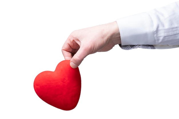 A mão de um homem segura um coração vermelho em um fundo branco isolado joga fora o coração como um símbolo de amor...