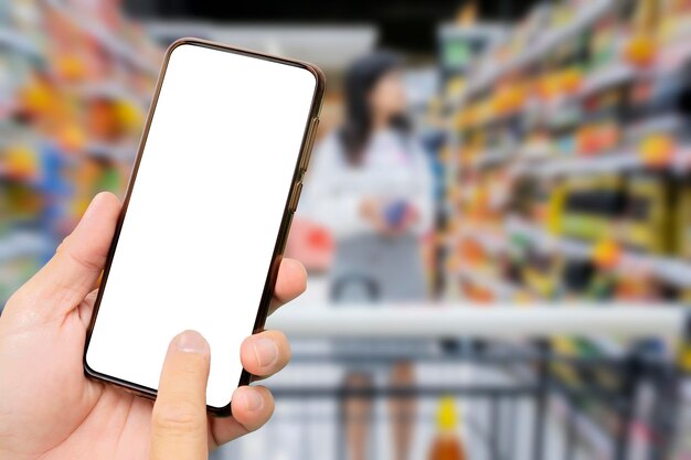 A mão de um homem segurando um smartphone preto Smartphone com tela sensível ao toque na mão As mulheres estão comprando em supermercados Selecione o produto que deseja