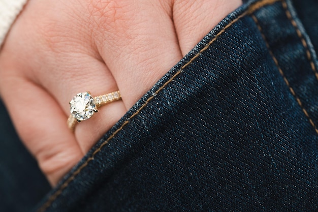 A mão de uma mulher com um anel de diamante na mão