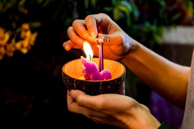 Foto a mão de uma mulher e luz de velas