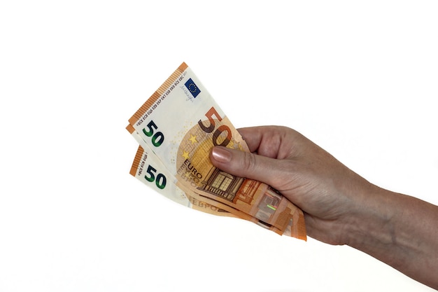 A mão de uma mulher segurando notas de 50 euros isoladas no branco