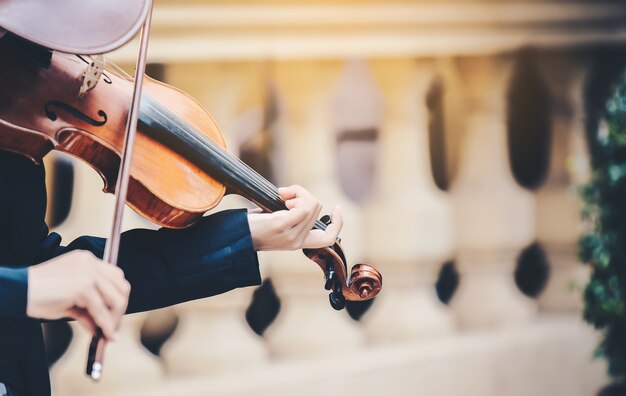 A mão de uma mulher tocando violino