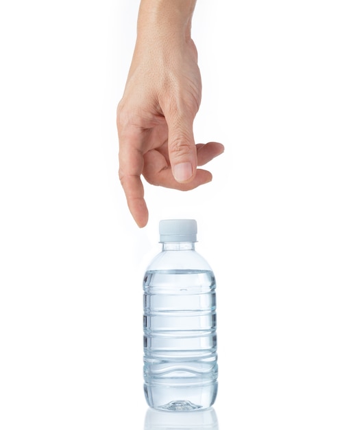 A mão do homem, alcançando uma garrafa de água