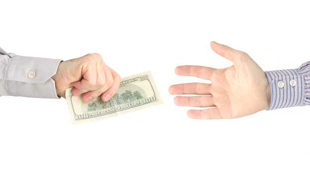 A mão do homem dá notas de dólar a outras pessoas.