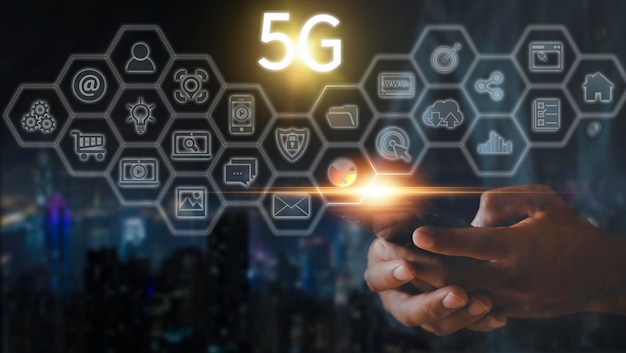 A mão do homem de negócios segura o celular conectar a rede 5G com ic