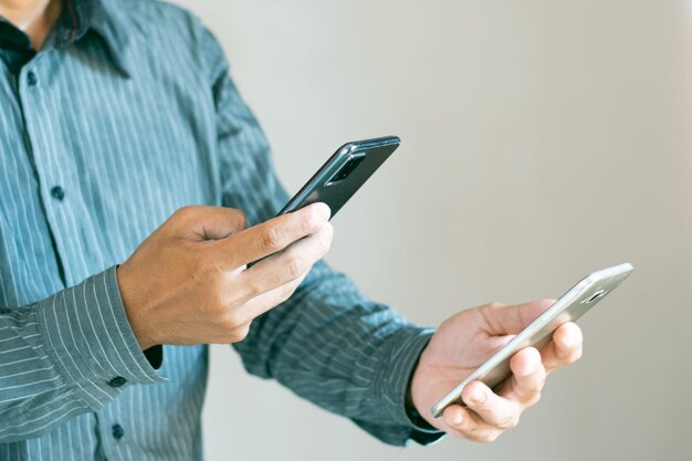 Foto a mão do homem está a escanear a filosofia do negócio com dois smartphones