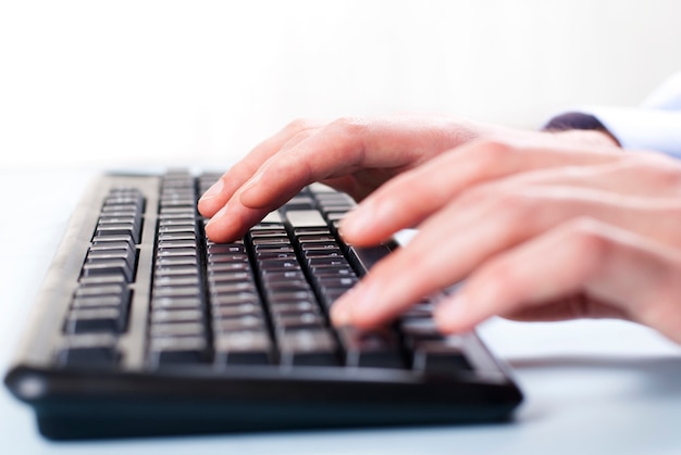 A mão do homem no teclado do computador a mão da mulher no teclado digitando