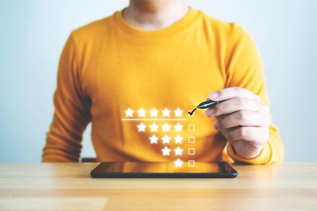 Foto a mão do homem tocando o ícone do símbolo de cinco estrelas para aumentar a classificação da empresa experiência conceito de satisfação de avaliação do cliente